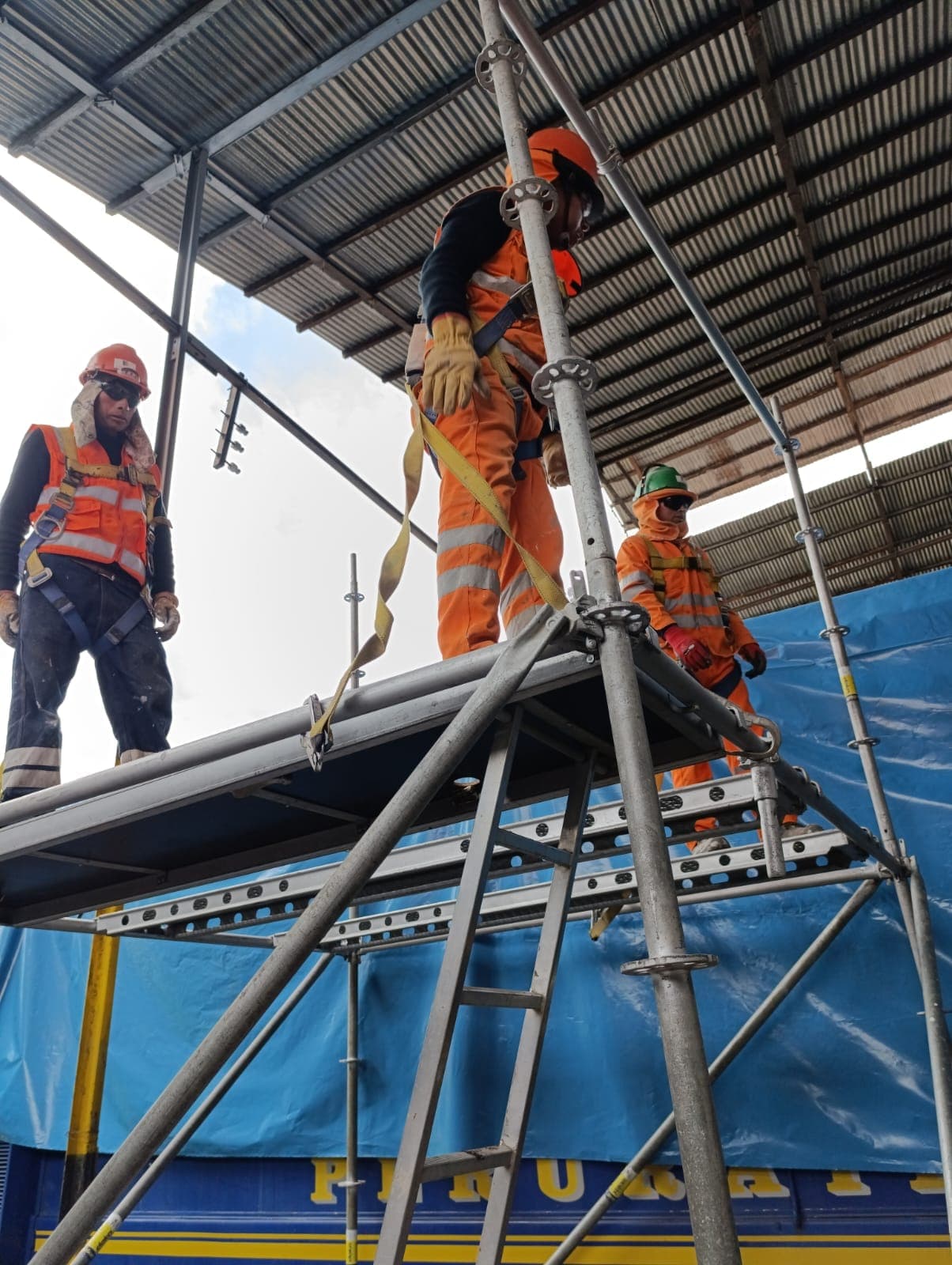 Trabajadores montando andamios multidireccionales certificados en una obra