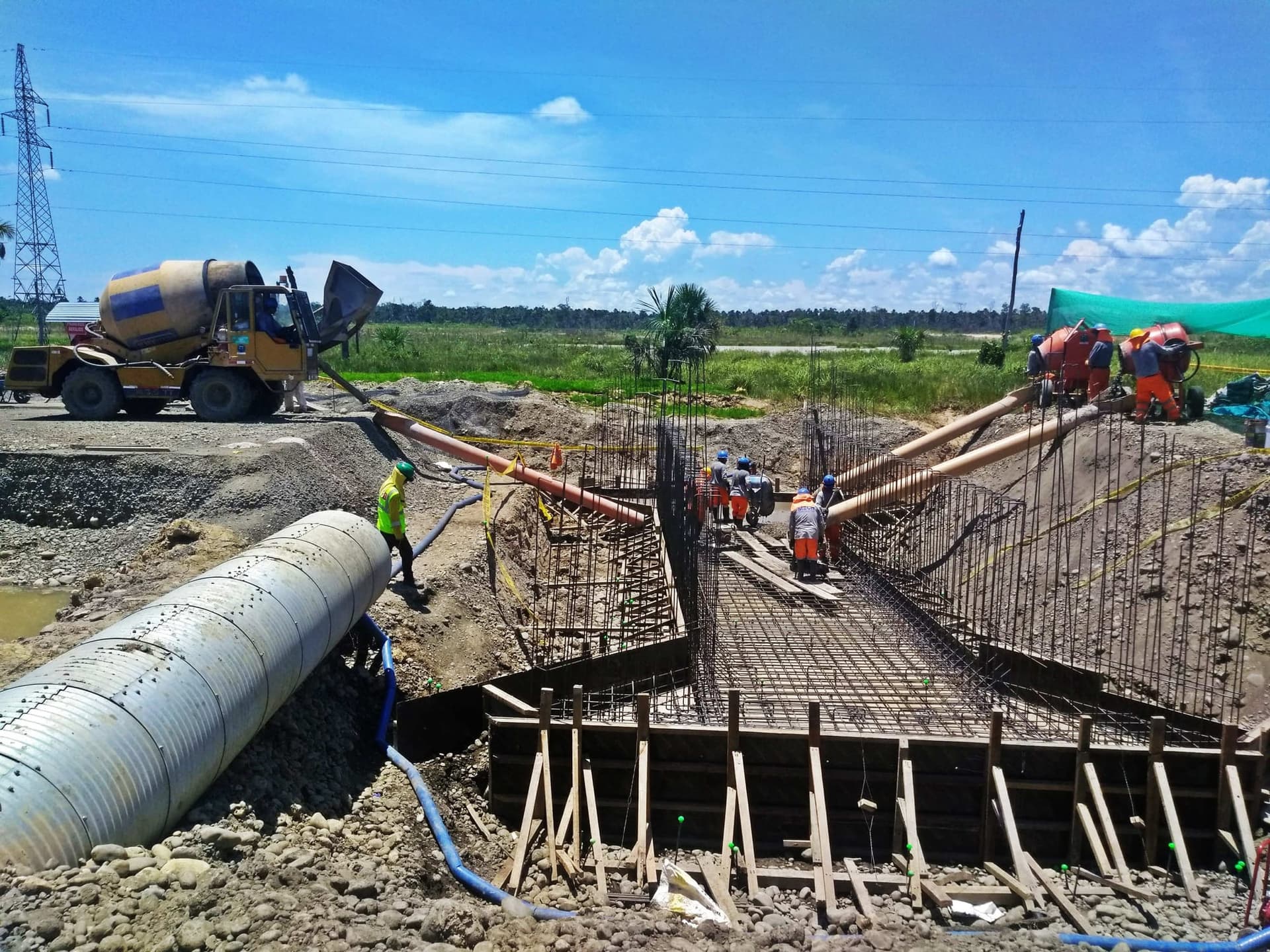 Obra de construcción con trabajadores y cimentación de concreto
